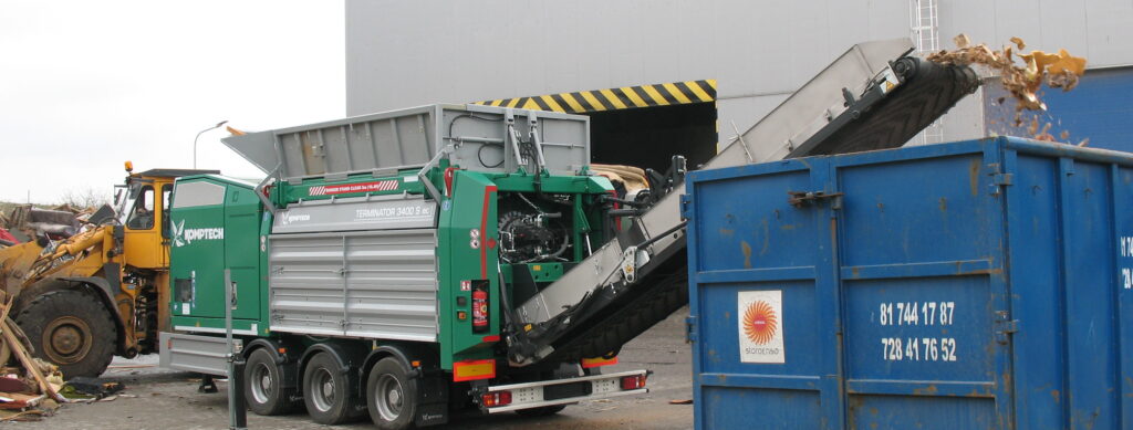 Zebrane odpady wielkogabarytowe w kolejce do rozdrobnienia